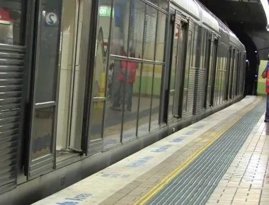 Αυστραλία: Δείτε τη στιγμή που 4χρονος πέφτει στο κενό σε σταθμό του μετρό (βίντεο)
